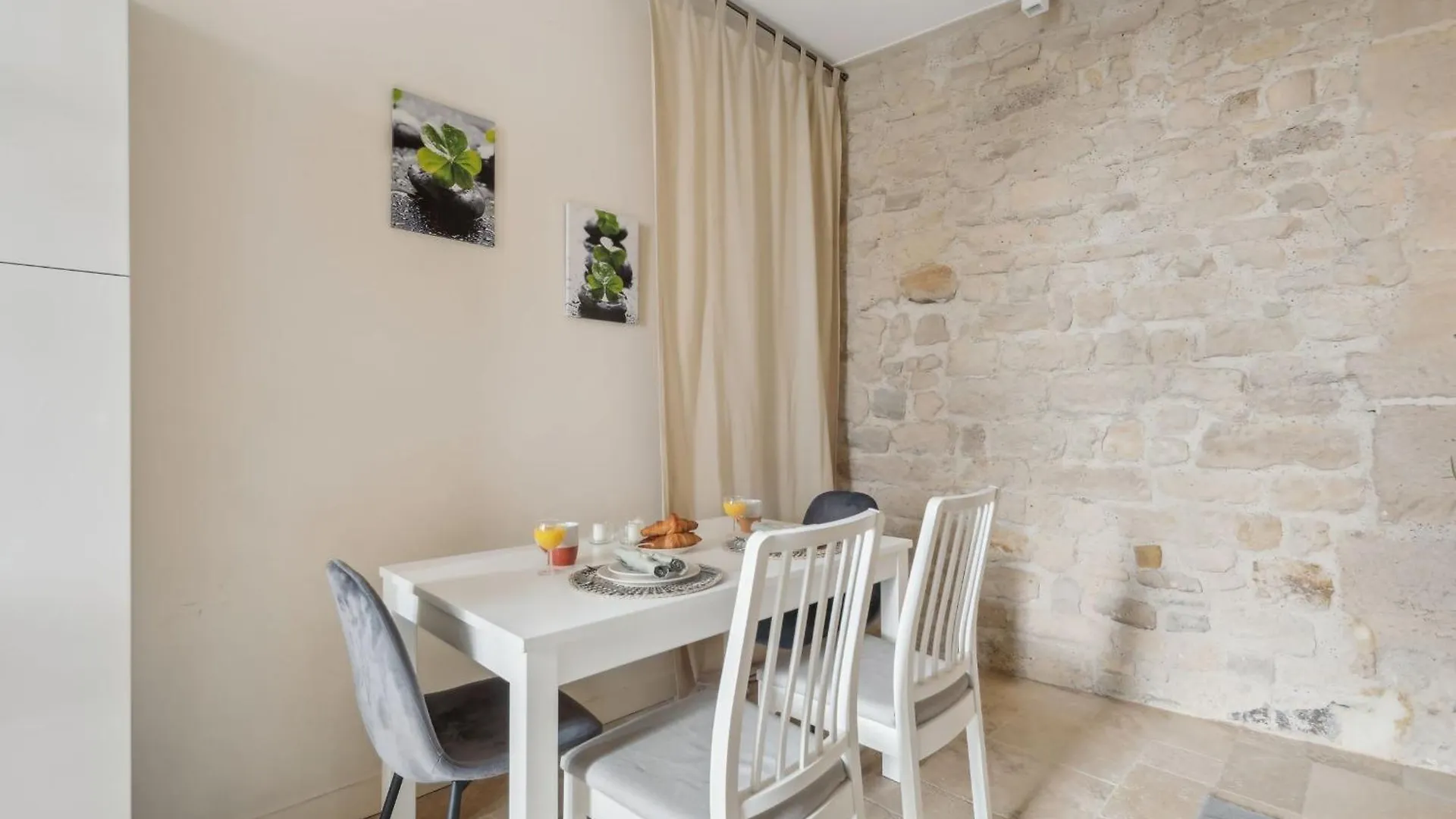 Apartment Bnbnova - Ile St Louis Paris France